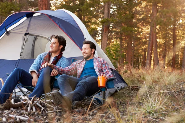 Couple gay masculin en voyage de camping — Photo