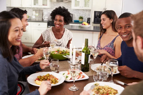 Vänner njuter middagsbjudning hemma — Stockfoto