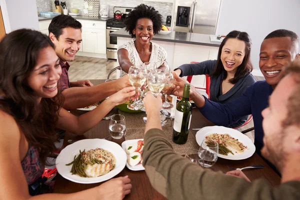 Vänner att göra en Toast på middag — Stockfoto