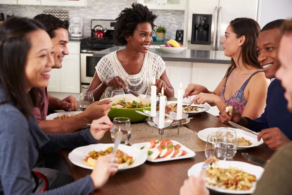 Amigos disfrutando de la cena en casa —  Fotos de Stock