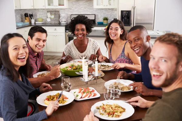 Amis appréciant la partie de dîner à la maison — Photo