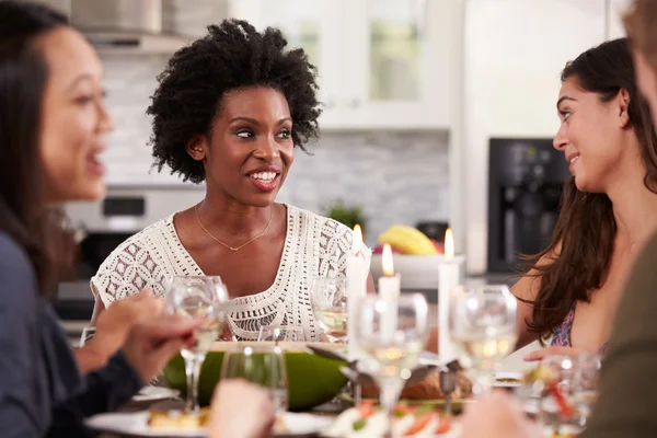 Amigos disfrutando de la cena en casa — Foto de Stock