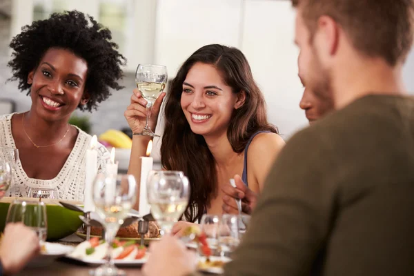 Amis appréciant la partie de dîner à la maison — Photo