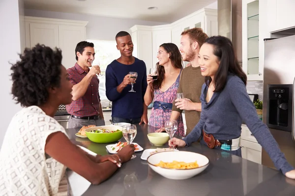 Amigos disfrutando de bebidas antes de la cena — Foto de Stock