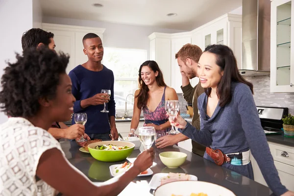 Amigos disfrutando de bebidas antes de la cena — Foto de Stock