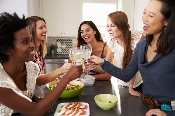 Gruppo di amici che si godono la cena pre — Foto Stock