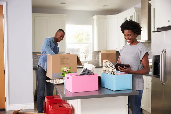 Paar zieht in neues Zuhause ein — Stockfoto