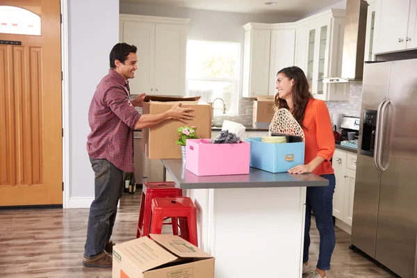 Pareja mudándose a nuevo hogar — Foto de Stock