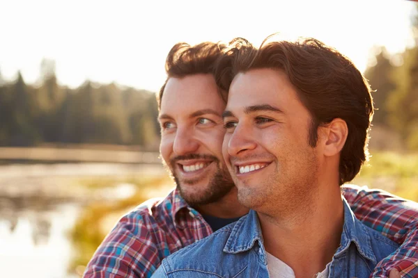 Interracial-Dreier Beim Fernsehen Interracial-Dreier Beim Fernsehen