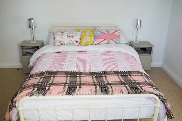 Zona della camera da letto in moderno elegante appartamento — Foto Stock