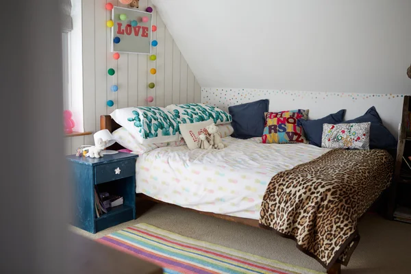 De slaapkamer kind In Contemporary Home — Stockfoto