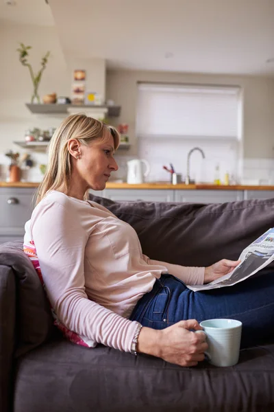 현대 아파트에서 신문을 읽는 여자 — 스톡 사진