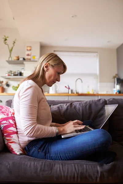 Mujer usando el ordenador portátil en apartamento — Foto de Stock