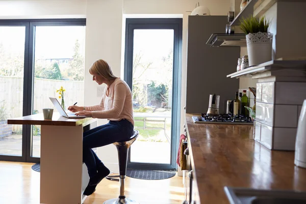 Vrouw die thuis werkt — Stockfoto