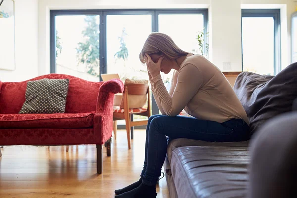 Donna depressa a casa — Foto Stock