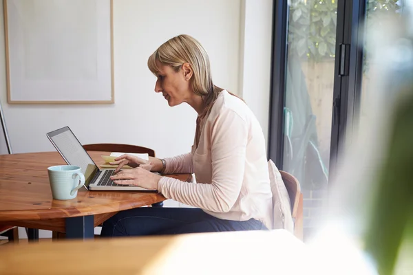 Kvinna som arbetar hemifrån — Stockfoto