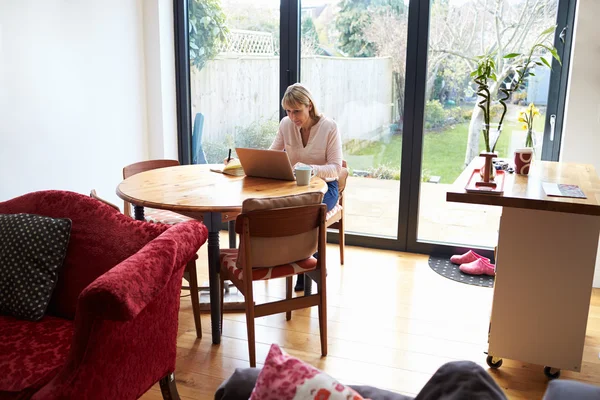 Mujer trabajando desde casa — Foto de Stock