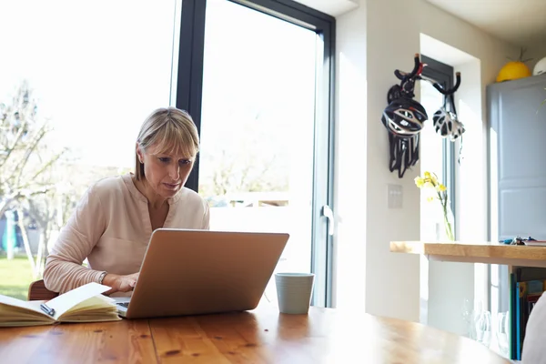 Vrouw die thuis werkt — Stockfoto