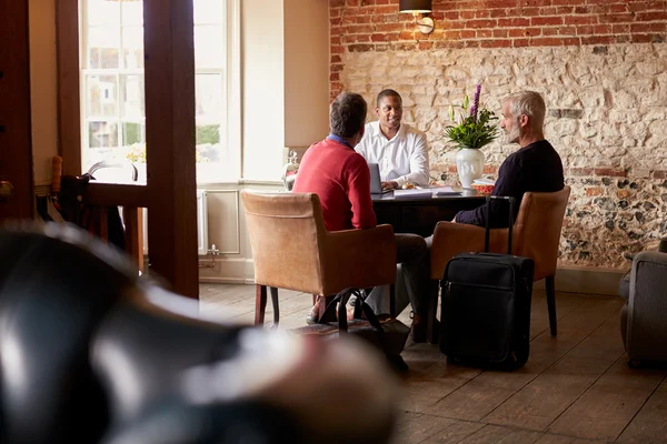 Mannelijke paar inchecken in een hotel — Stockfoto