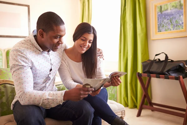 Young couple in a hotel room — Stock Photo, Image