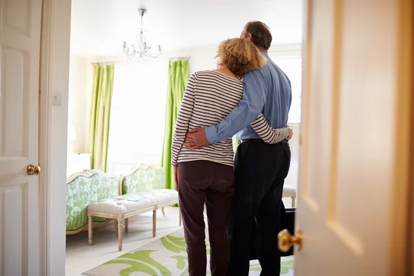 Senior couple in a hotel room — Stock Photo, Image