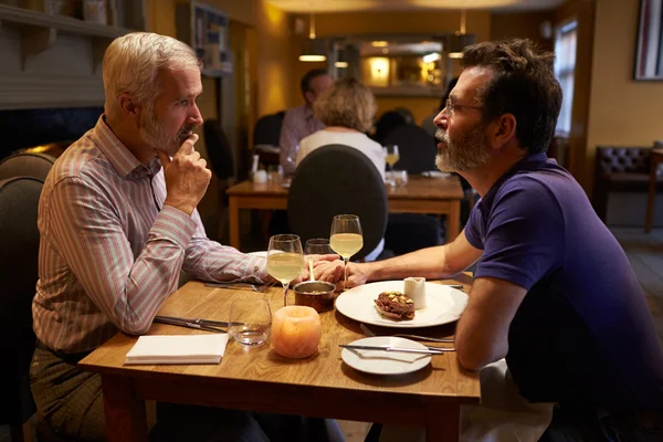 Pareja masculina cenando —  Fotos de Stock