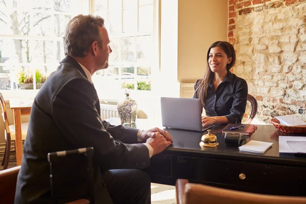 Mujer saludando a un invitado — Foto de Stock