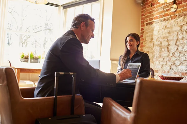 Check-in degli ospiti alla reception dell'hotel — Foto Stock