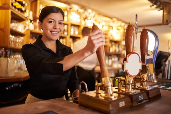 Woman working behind a bar — Stock Photo, Image