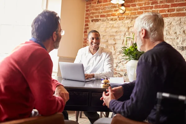 Mannelijke paar inchecken in een boutique hotel — Stockfoto