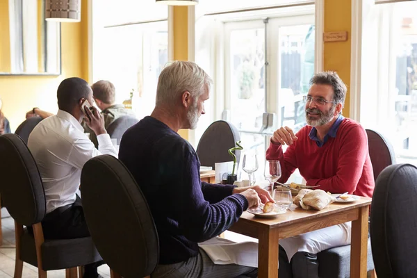 Um casal masculino em um restaurante movimentado — Fotografia de Stock