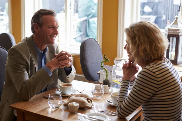 Äldre par talar på en restaurang — Stockfoto