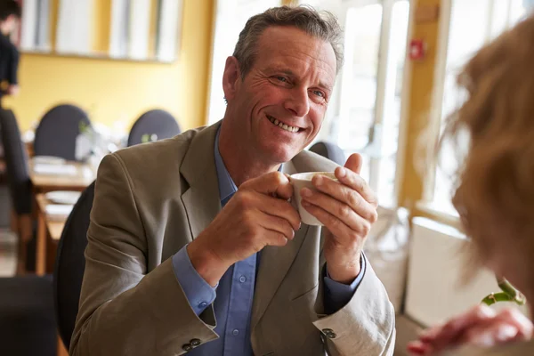 Äldre par dricka kaffe på restaurang — Stockfoto