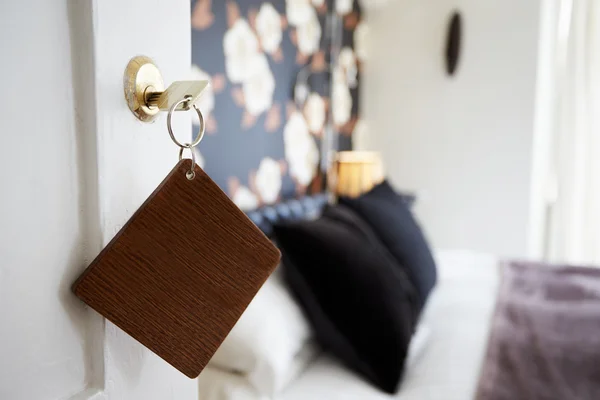 Schlüssel und Holzanhänger in Tür — Stockfoto