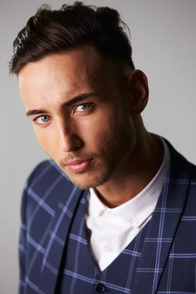 Young man wearing a suit — Stock Photo, Image