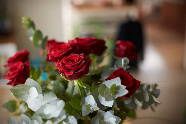 Piros rózsák az asztalon — Stock Fotó
