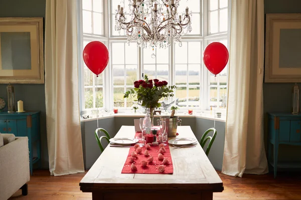 Ajuste de mesa para el romántico día de San Valentín —  Fotos de Stock