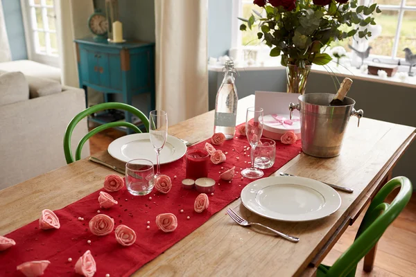 Ajuste de mesa para el romántico día de San Valentín —  Fotos de Stock