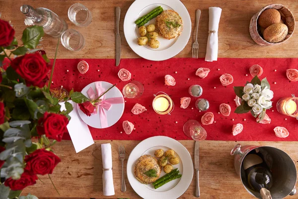 De instelling van de tabel voor romantische Valentijnsdag — Stockfoto