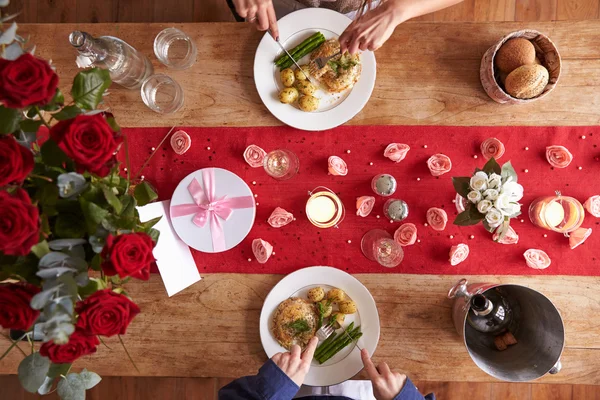 Pareja romántica en la comida del día de San Valentín — Foto de Stock