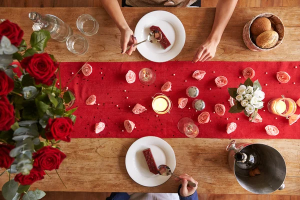 Pareja romántica en la comida del día de San Valentín —  Fotos de Stock