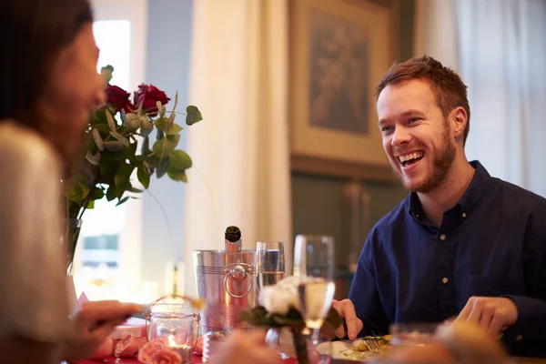 Romantische paar genieten van maaltijd — Stockfoto