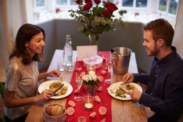 Romantiska par njuter av måltid — Stockfoto