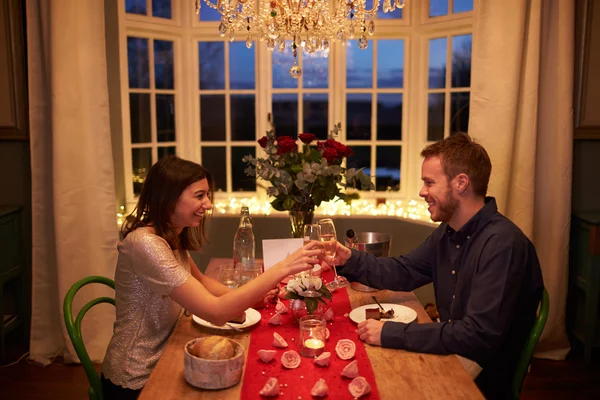 Romantische paar maken een Toast — Stockfoto