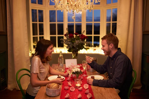 Romantisches Paar genießt Essen — Stockfoto