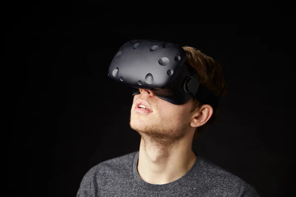 Człowiek sobie słuchawki wirtualnej rzeczywistości w Studio — Zdjęcie stockowe
