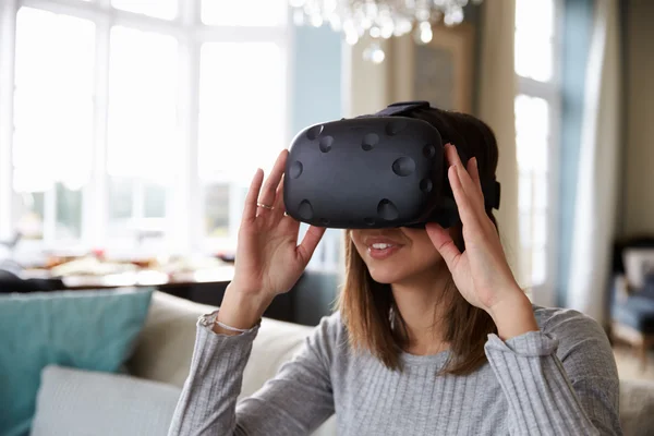 Donna che indossa cuffie realtà virtuale — Foto Stock