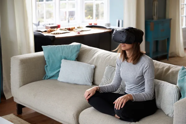 Vrouw met een virtual reality-headset — Stockfoto