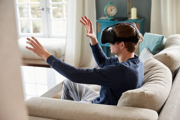 Hombre con auriculares de realidad virtual — Foto de Stock