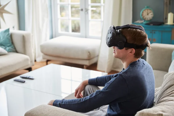 Man met virtual reality-headset — Stockfoto